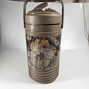 Igloo Insulated Half Gallon Drinking Cooler with Spout and Handle Outdoor